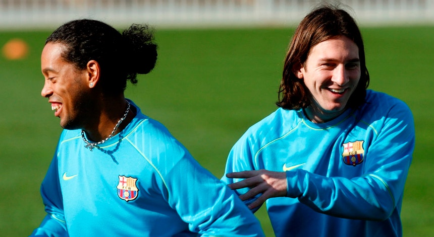 Ronaldinho jogou com Messi no princípio da carreira do argentino
