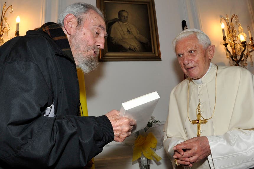 O Papa-emérito Bento XVI num encontro com Fidel Castro em março de 2012. A diplomacia da Igreja Católica foi instrumental na aproximação entre Cuba e os EUA após décadas de crispação, abrindo caminho ao fim do isolamente da ilha Foto: Reuters