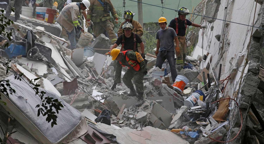 O esforço de centenas de pessoas para encontrar sobreviventes entre os escombros de meia centena de edifícios que colapsaram na Cidade do México aopós um sismo, terça-feira 19 de setembro, de 71.
