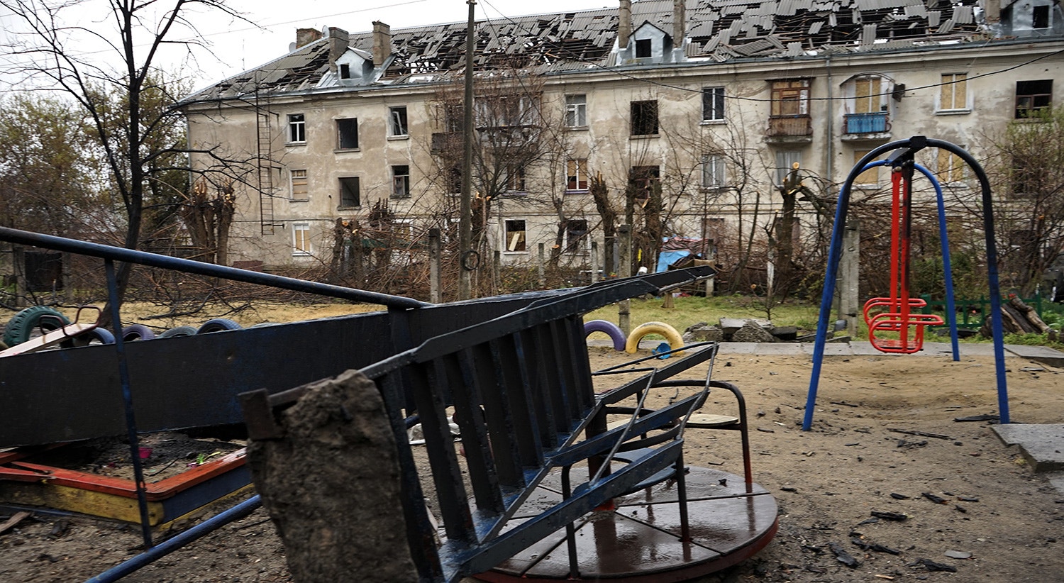  O parque infantil de um bairro em Mykolaiv, que foi bombardeado por m&iacute;sseis russos.  