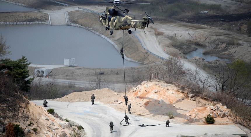Exército sul-coreano num exercício militar conjunto com os Estados Unidos, conduzido na semana passada na região de Pocheon, junto à fronteira com a Coreia do Norte. 
