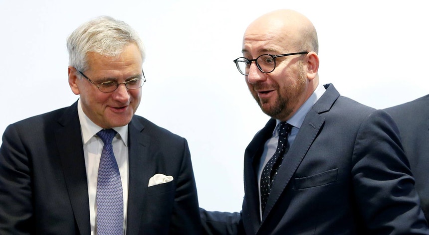 O primeiro ministro belga Charles Michel e o vice-primeiro ministro Kris Peeters (esq.). As duas componentes do Governo entenderam-se para dar luz verde ao CETA
