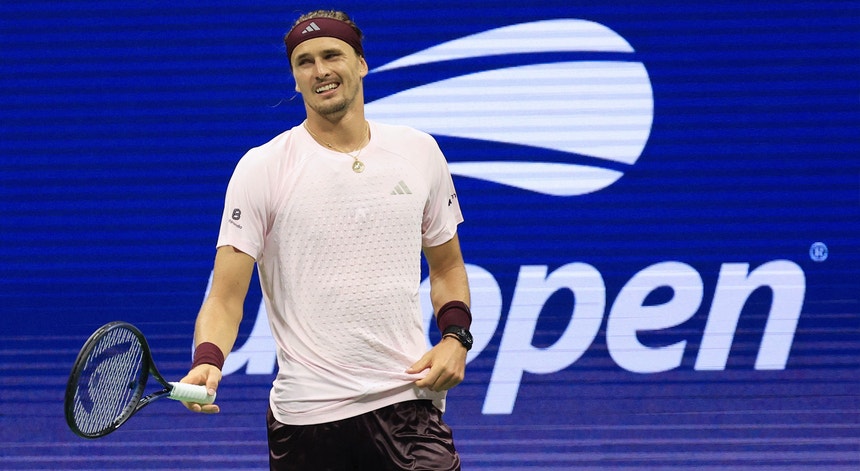 Zverev volta a sofrer mas continua no US Open
