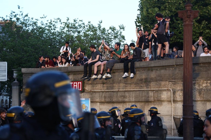 Em meio a tensões, Exércitos do Brasil, da França e Policiais