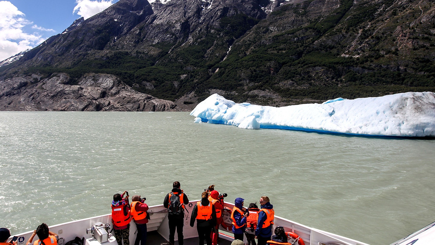  Um bloco de gelo que se separou do glaciar , no Paine National Park no Chile. 29 de novembro de 2017. | Reuters 
