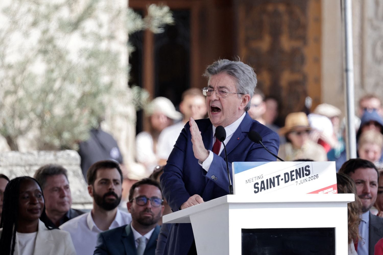 Líder da esquerda radical francesa lança campanha presidenci