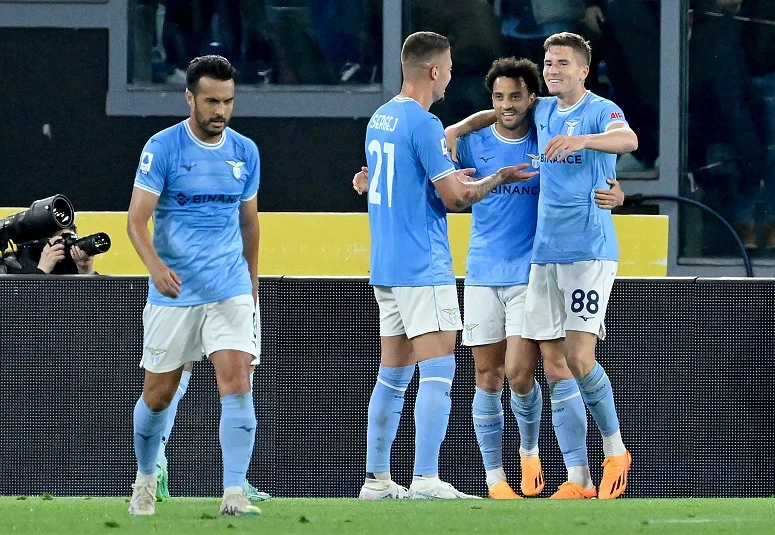 Os jogadores da Lazio festejaram a vitória
