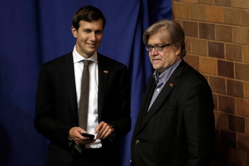 Jared Kushner, genro de Donald Trump, com Stephen K. Bannon, conselheiro nomeado por Donald Trump no passado domingo (foto: Mike Segar - Reuters)