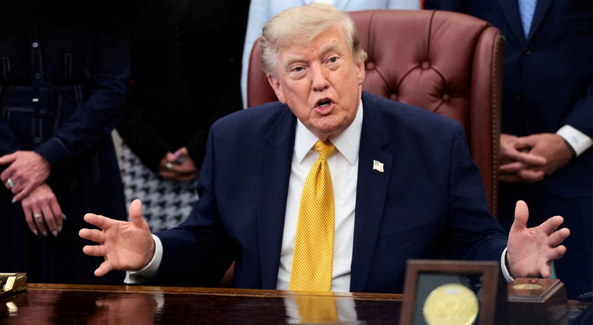 Trump atira-se a petrolíferas por "ganharem demasiado dinheiro" com guerra contra Irão