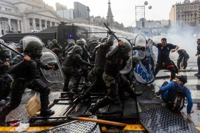 Protestos em Buenos Aires contra Lei da Propriedade Privada terminam em confrontos