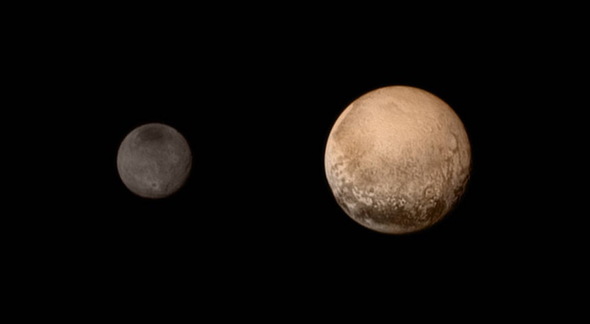 Plutão acompanhado da maior das suas luas
