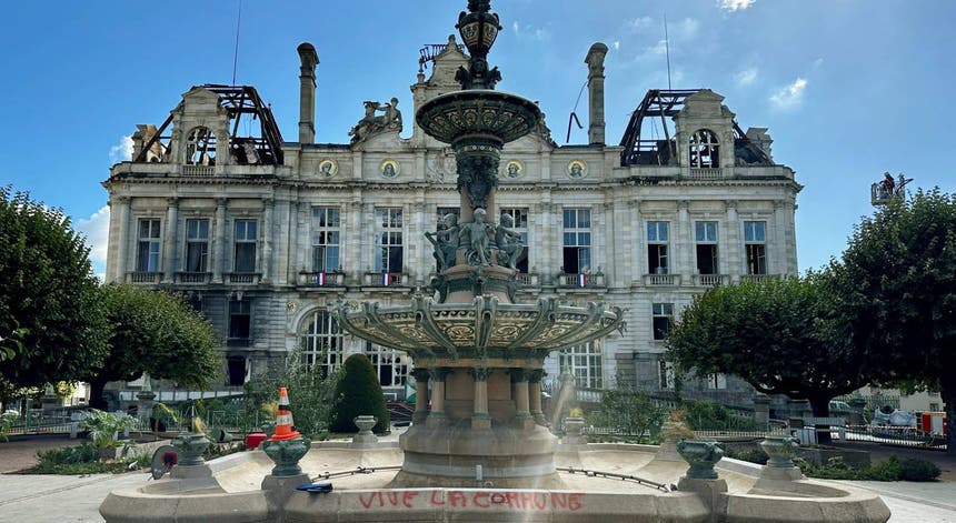 Imagem de França. Suspeito detido após incêndio na câmara municipal de Limoges