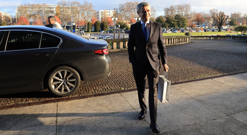 Imagem de Carneiro desvaloriza escutas e nega que tenha pedido favores