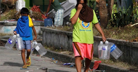 A escassez de &aacute;gua pot&aacute;vel come&ccedil;a a ser um problema em Tacloban, Filipinas, 3 dias ap&oacute;s a passagem do tuf&atilde;o Haiyan (Reuters)