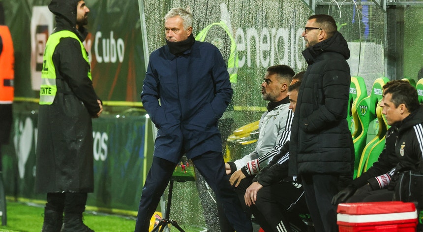 Imagem de Mourinho diz que seria melhor para o Benfica que FC Porto perdesse o clássico