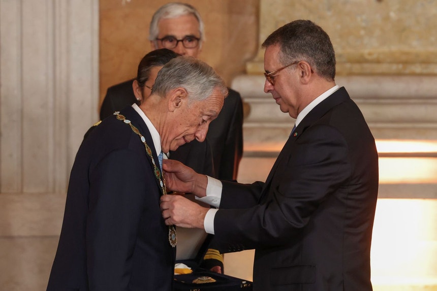 Imagem de Seguro cumpre tradição e condecora Marcelo com o grande-colar da Ordem da Liberdade