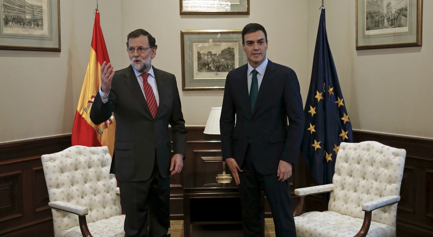 Mariano Rajoy deixou Pedro Sánchez de mão estendida (ver tweet abaixo).
