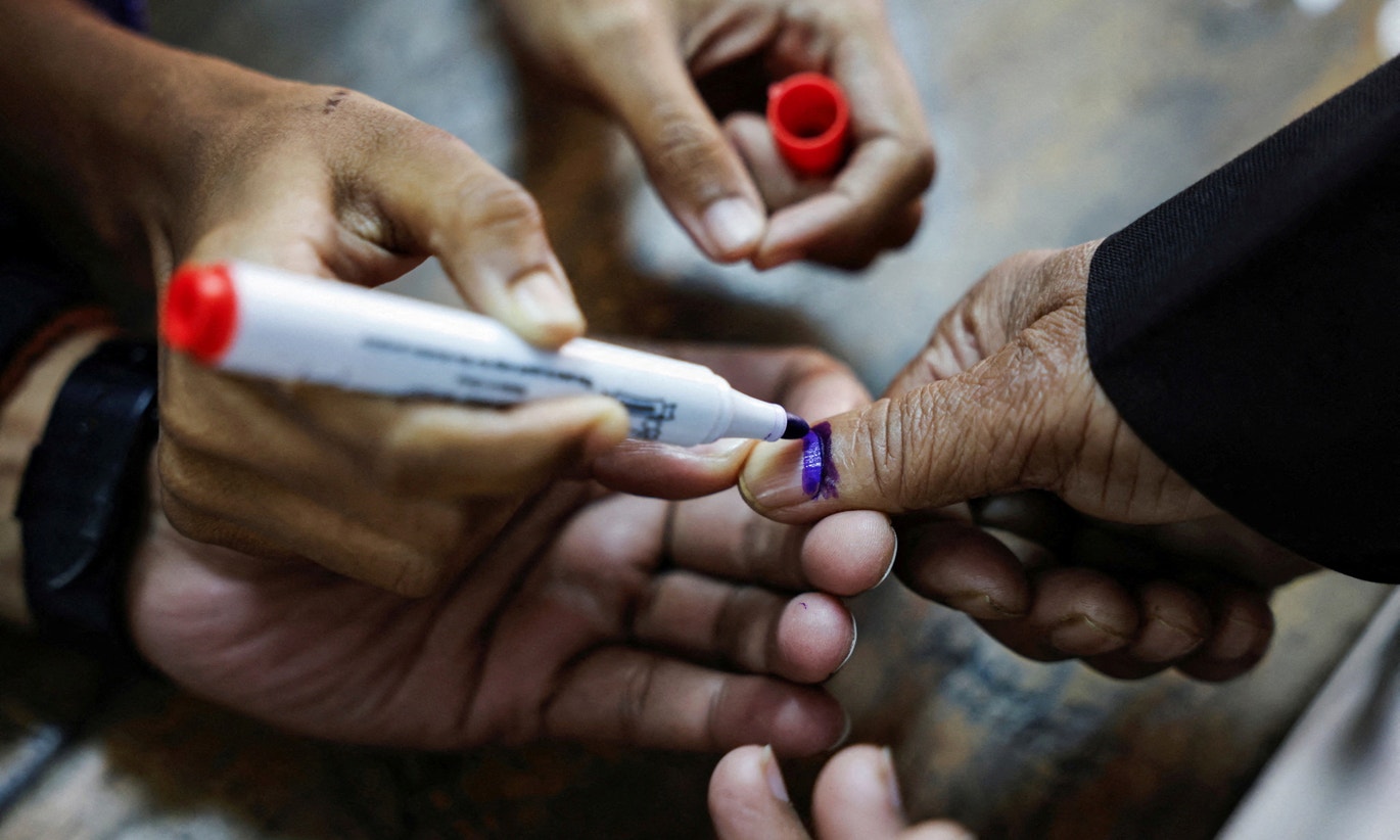  Bangladesh. As autoridades marcam o polegar de um eleitor com tinta durante a vota&ccedil;&atilde;o nas 12&ordf; elei&ccedil;&otilde;es gerais em Dhaka | Mohammad Ponir Hossain - Reuters 