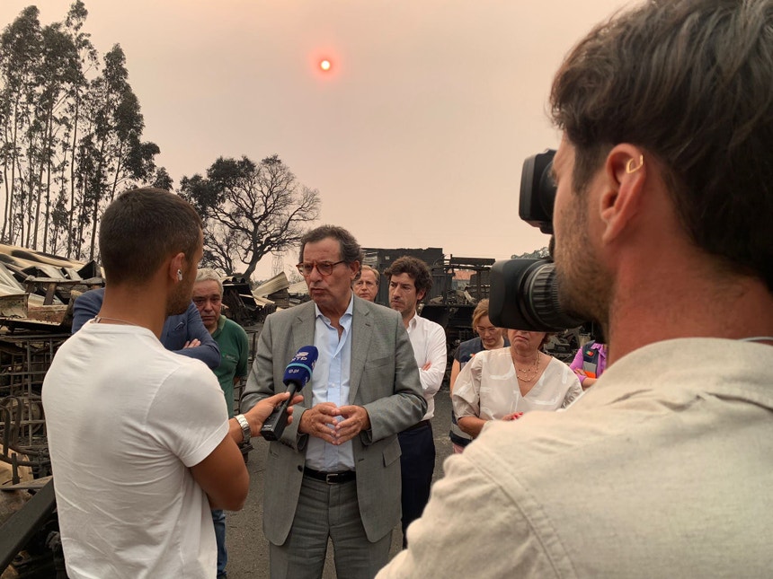 O ministro Manuel Castro Almeida em Albergaria-a-Velha, durante o incêndio, a 17 de setembro de 2024. 
