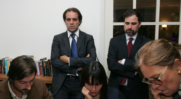 Miguel Albuquerque, em pé, à esquerda
