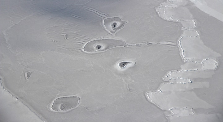 A NASA observou dia 14 de abril de 2018 o que parecem ser grandes buracos na crosta gelada, assim como padrões ondulantes na superfície do Ártico
