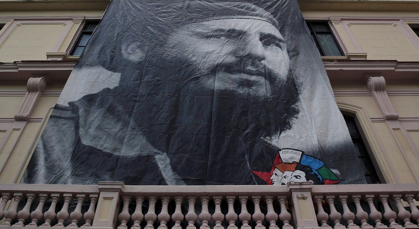 Uma enorme foto do líder cubano Fidel Castro foi colocada em Havana no sábado seguinte à sua morte, sexta-feira dia 25 de novembro de 2016. 
