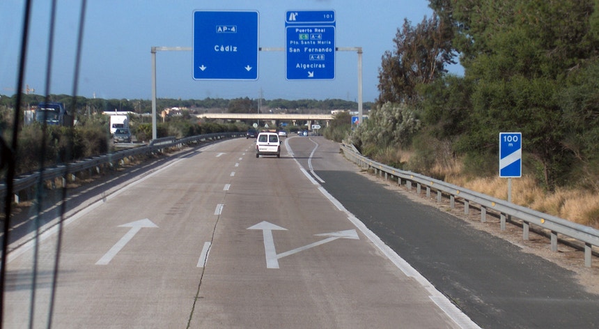 O acidente ocorreu de madrugada, cerca das 4h30 desta terça-feira, na autoestrada AP-4, entre cidade de Sevilha e Cádiz
