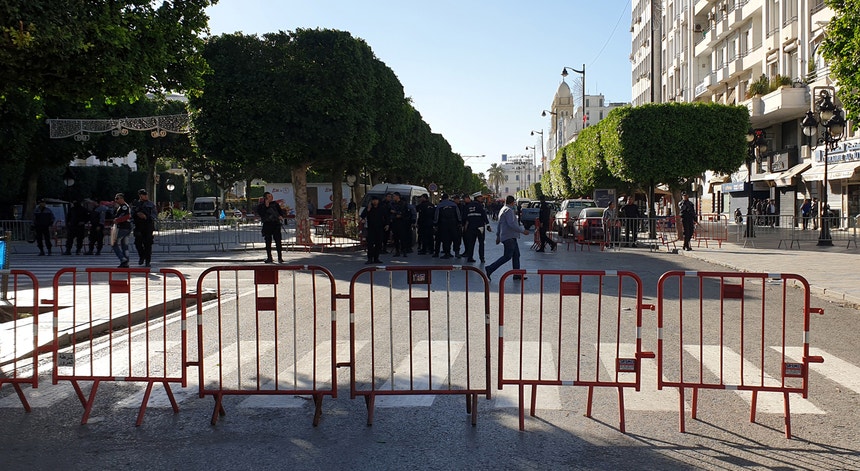 O local onde a mulher se fez explodir numa das principais avenidas da cidade de Tunes, foi isolado pela polícia
