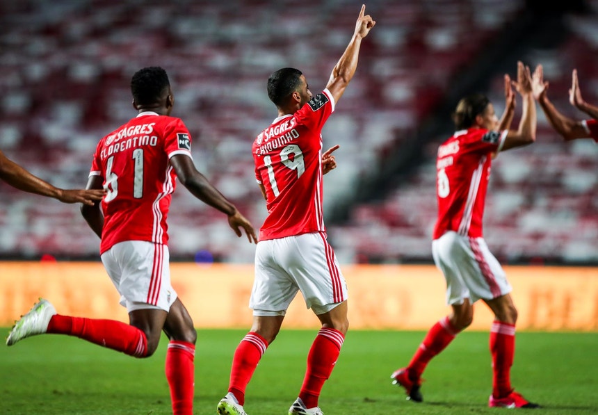 Benfica vence Vitória, assegura "Champions" e adia título do FC Porto