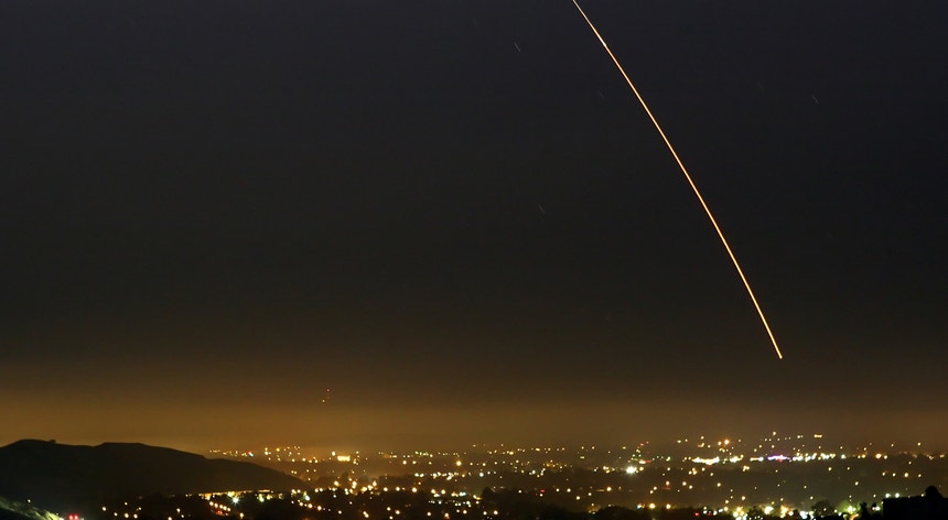 O rasto luminoso de um <i>Minuteman III</i> desarmado a rasgar o céu sobre Vandenberg, na Califórnia, durante um teste em agosto de 2005
