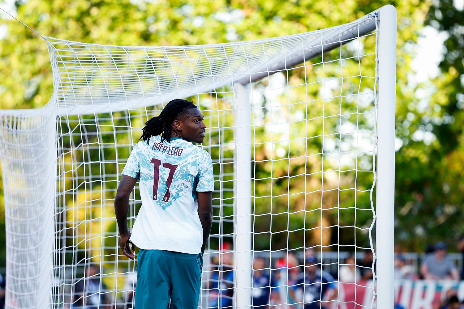 Rafael Leão diz que apenas tentou "proteger" colega no lance