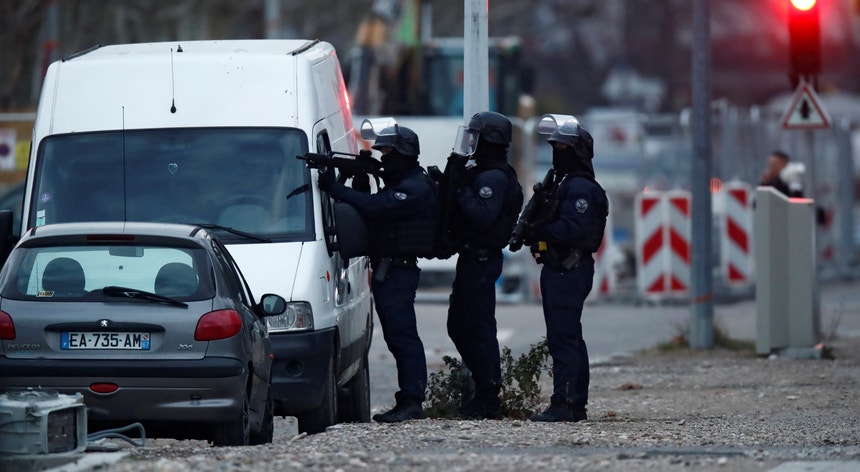 Agentes da unidade especial da polícia francesa em ação em Estrasburgo
