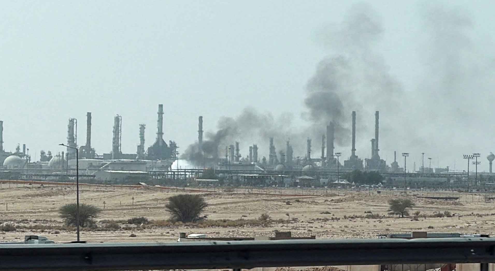Chamas e fumo numa instalação da petrolífera saudita Aramco perto de Riade