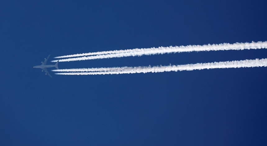 O rasto do voo de um avião nos céus de Paris, França, 24 de abril de 2020
