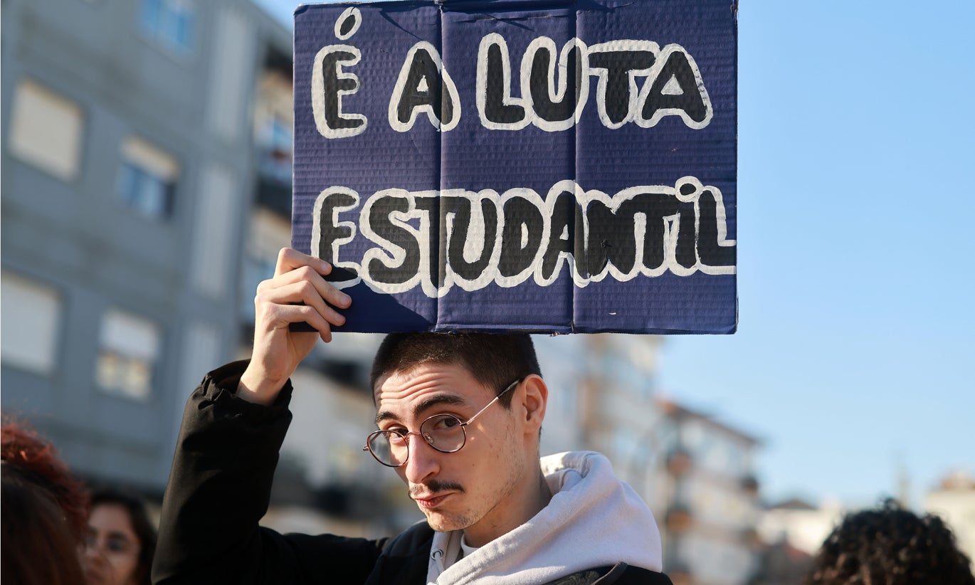 Estudantes exigem gratuitidade no ensino superior e mais alojamento