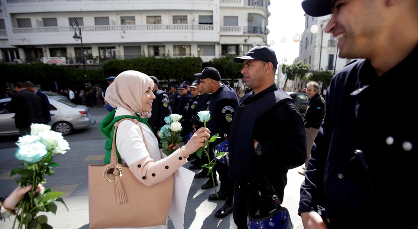 Argelinos conseguiram a renúncia do Presidente Abdelaziz Bouteflika, após seis semanas de protestos pacíficos
