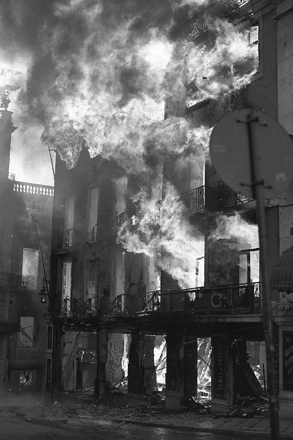  Fotografia que fez capa no Di&aacute;rio de Lisboa, a 25 de agosto de 1988 /Cortesia de Jo&atilde;o Ramos de Almeida 