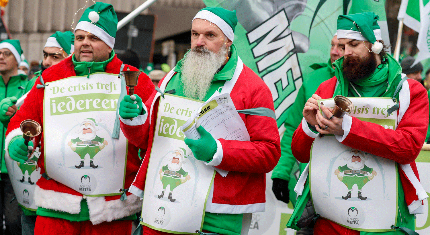  Pessoas vestidas  de Pai Natal participam numa manifesta&ccedil;&atilde;o durante uma greve geral no sector p&uacute;blico e privado contra o aumento do custo de vida em Bruxelas, B&eacute;lgica, Cr&eacute;ditos: EPA/STEPHANIE LECOCQ 