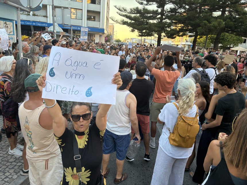 Imagem ilustrativa: Falta de água em Almada. Manifestantes e polícia envolvidos em controntos