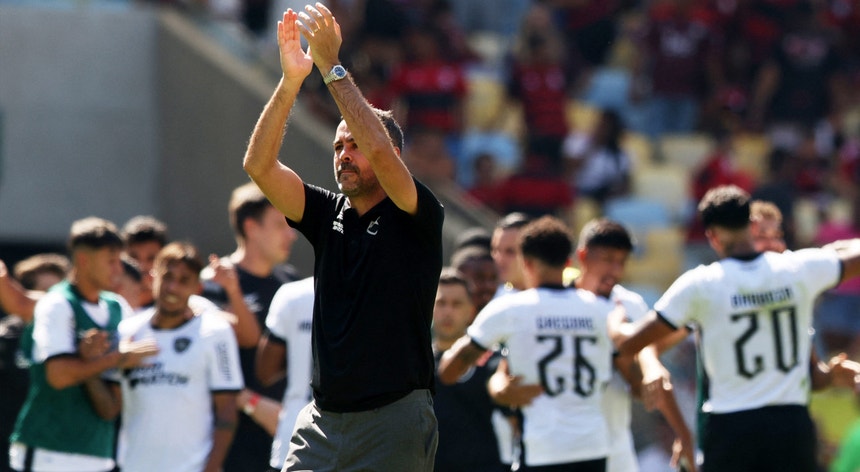 Botafogo de Artur Jorge vence Flamengo no Maracanã e é líder provisório
