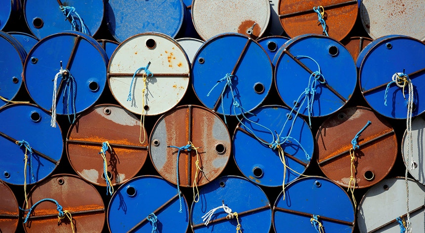 Os EUA ponderam libertar até um milhão de barris de petróleo por dia
