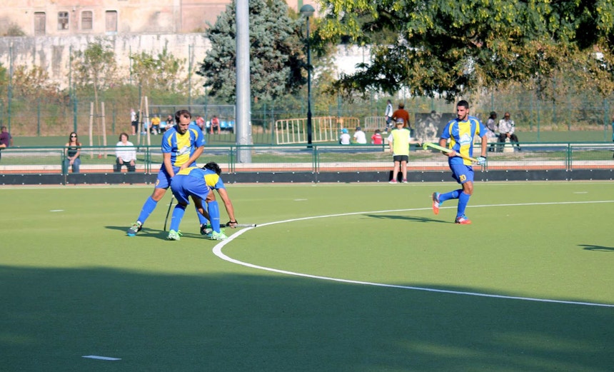 Saiba mais sobre hóquei de campo, no gelo e sobre patins