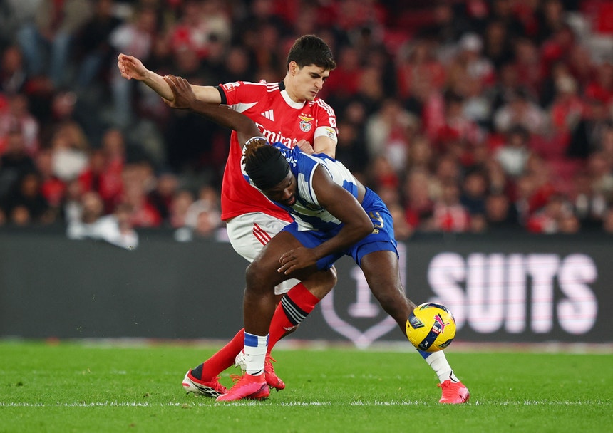 Imagem de FC Porto e Benfica medem forças num clássico com liderança em jogo