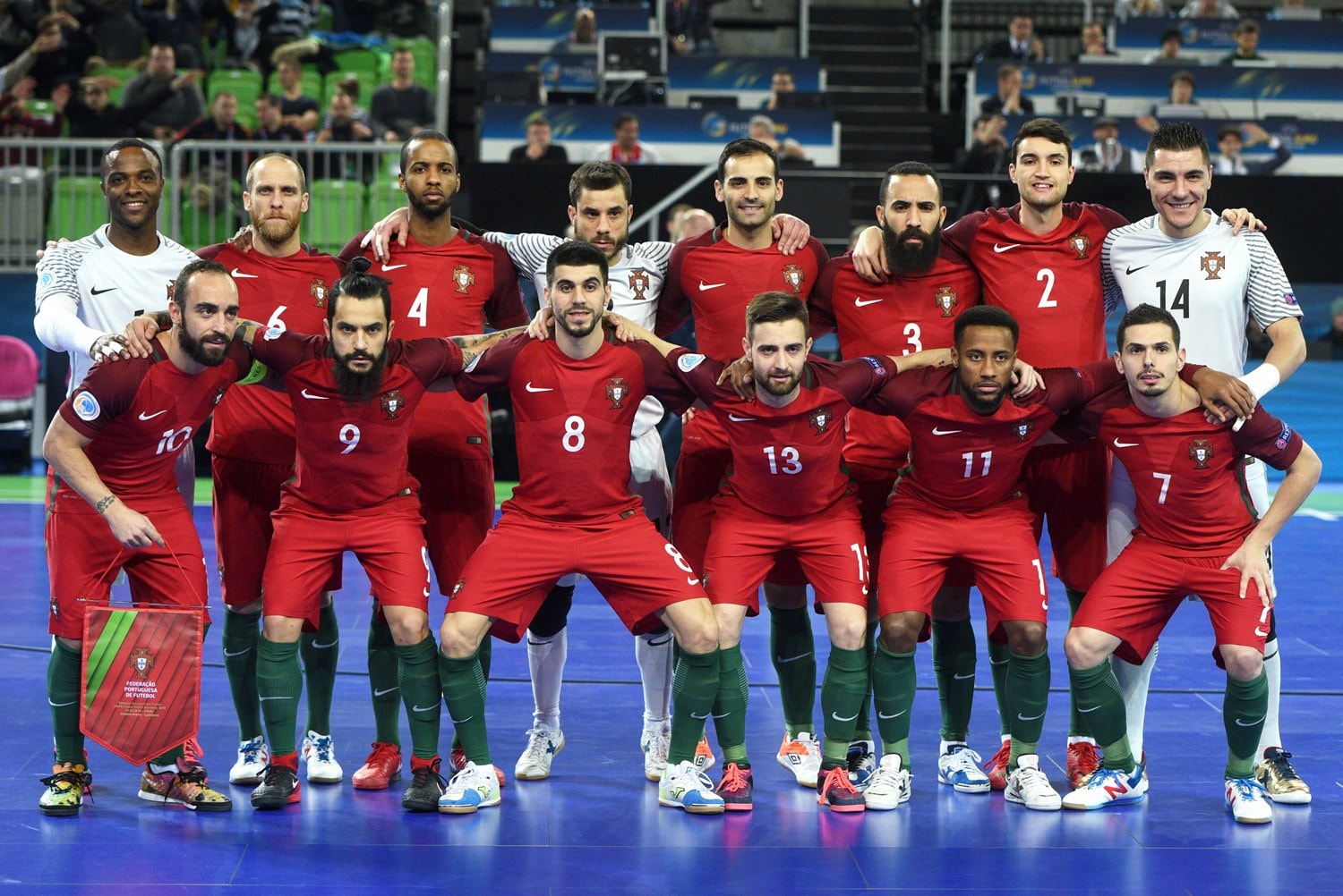  Futsal &eacute; cinco contra cinco, mas a equipa s&atilde;o catorze. E, fora da quadra, muitos mais. (Foto: Igor Kupljenik - EPA) 