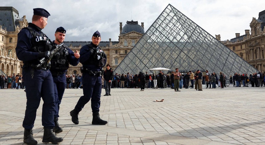 Dois suspeitos do assalto ao Louvre ficaram em prisão preventiva