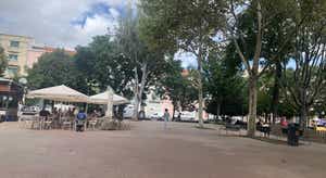 Protesto sentado na Praça Paiva Couceiro em defesa do espaço público