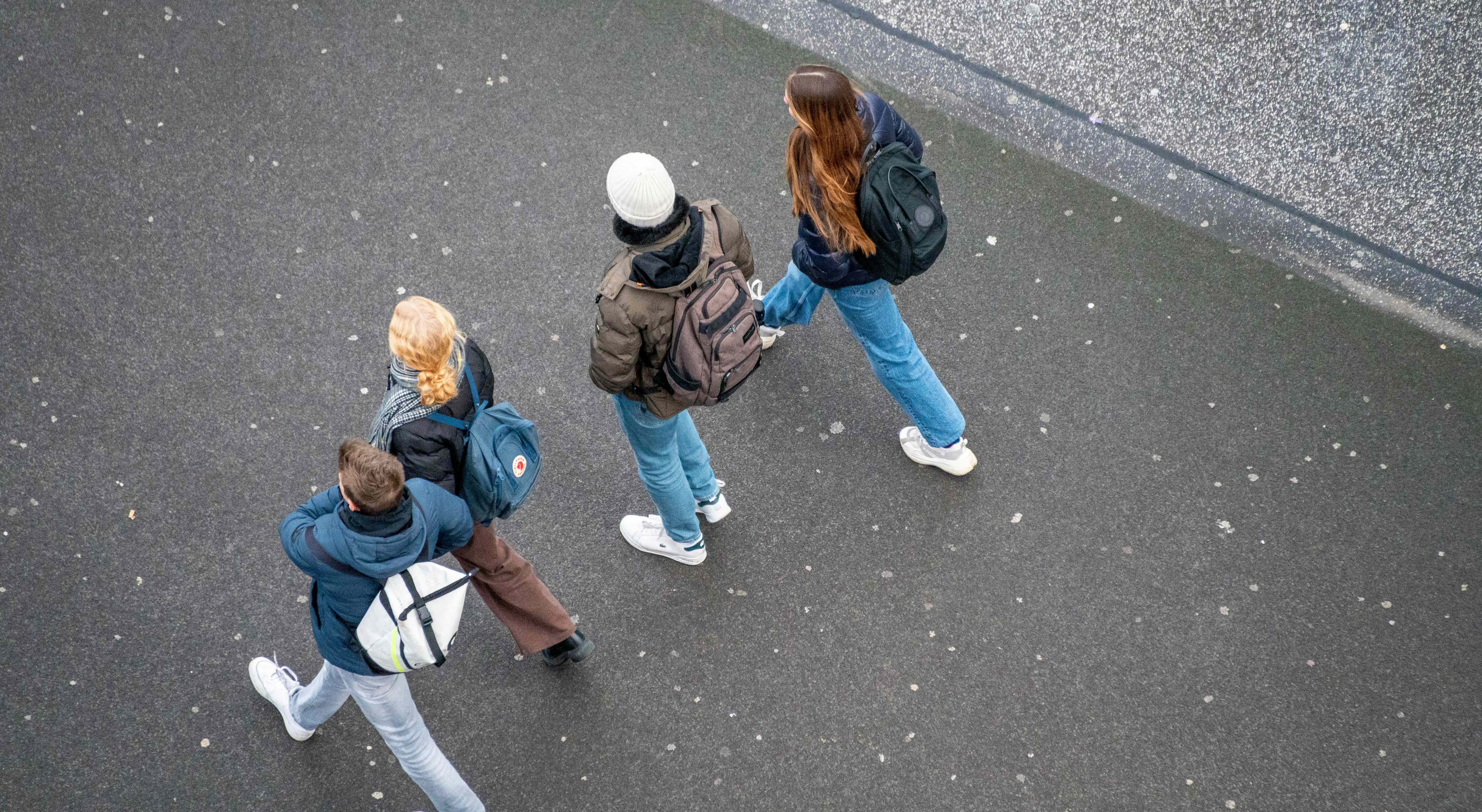 Portugueses têm menos amigos. Mais jovens e mais pobres são quem convive menos