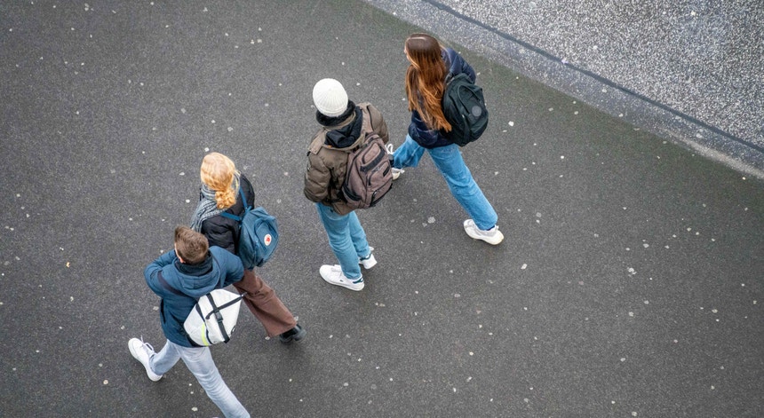 Portugueses têm menos amigos. Mais jovens e mais pobres são quem convive menos