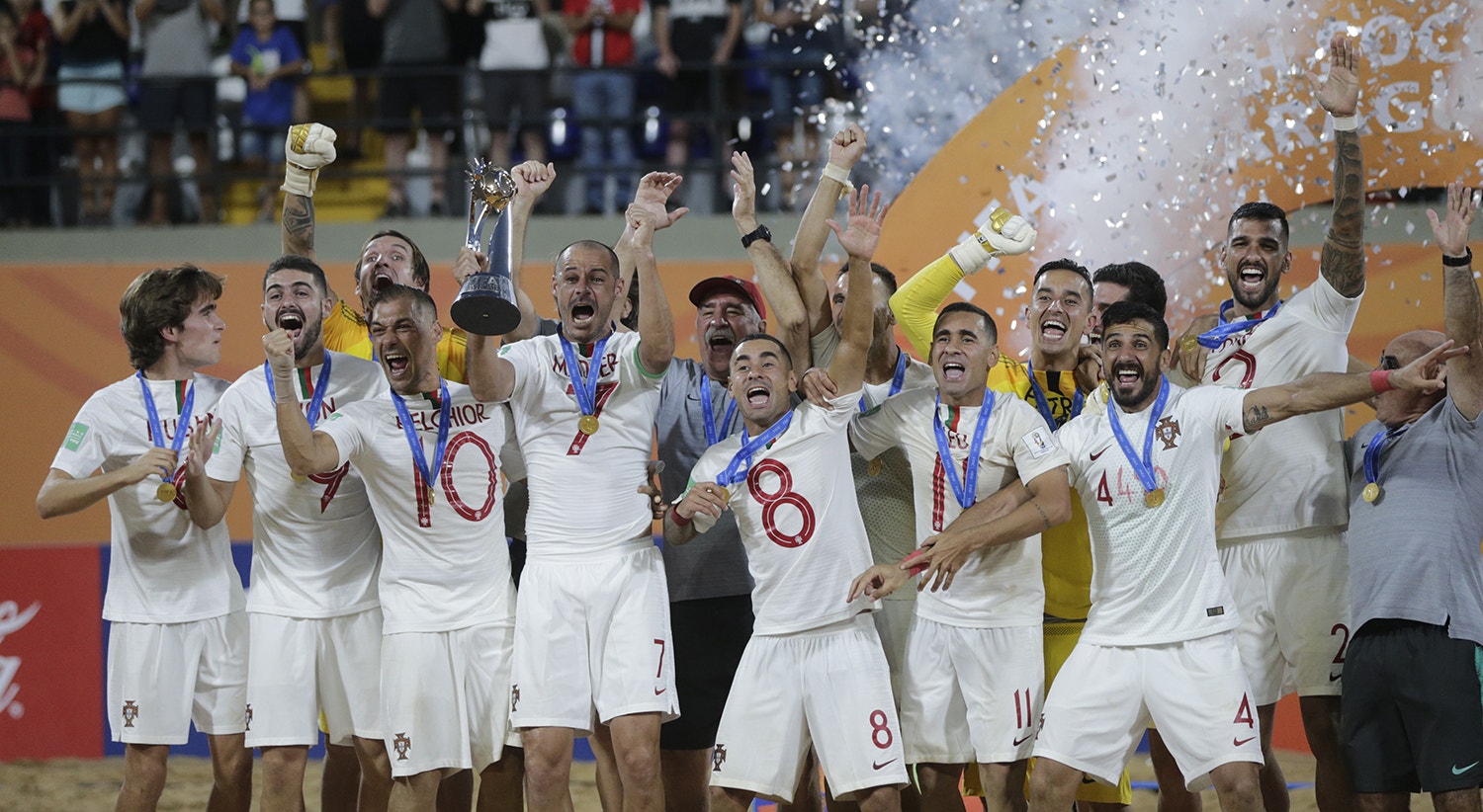 Seleção portuguesa de futebol de praia conquista o ...