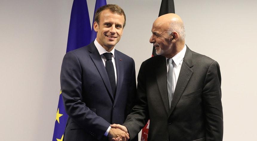 O Presidente francês, Emmanuel Macron, ao lado de Ashraf Ghani, Presidente do Afeganistão. 
